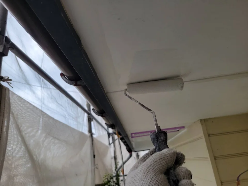 軒天まわりの塗装作業